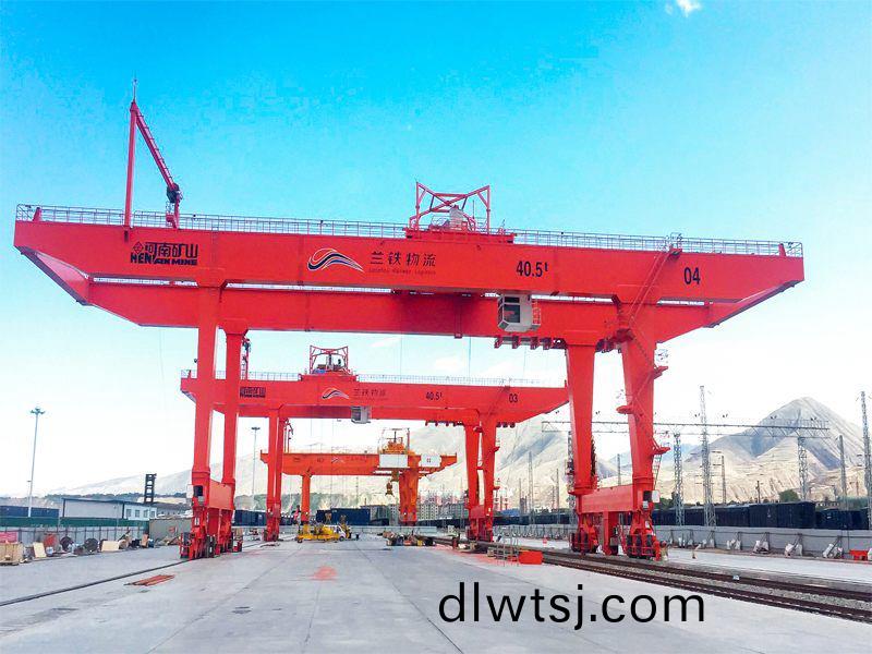 軌道(dao)式(shi)集裝箱(xiang)門(men)式(shi)起(qi)重機