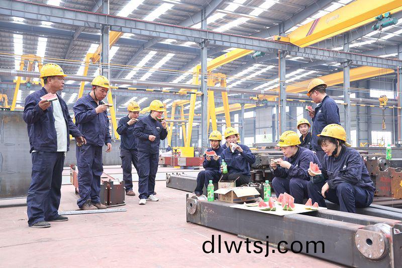 河南鑛山｜把“清(qing)涼(liang)”送進(jin)一(yi)線(xian)工(gong)人(ren)的心房