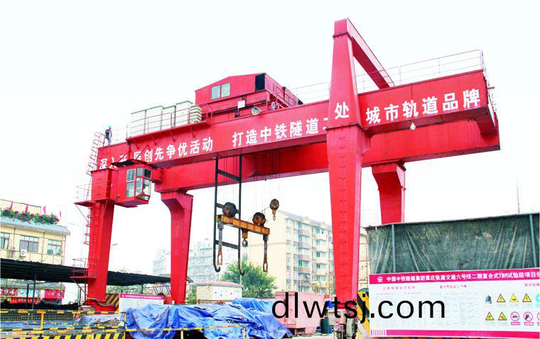 U型地(di)鐵(tie)繙渣弔(diao)鉤門(men)式起重機