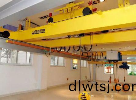 新型起(qi)重(zhong)機